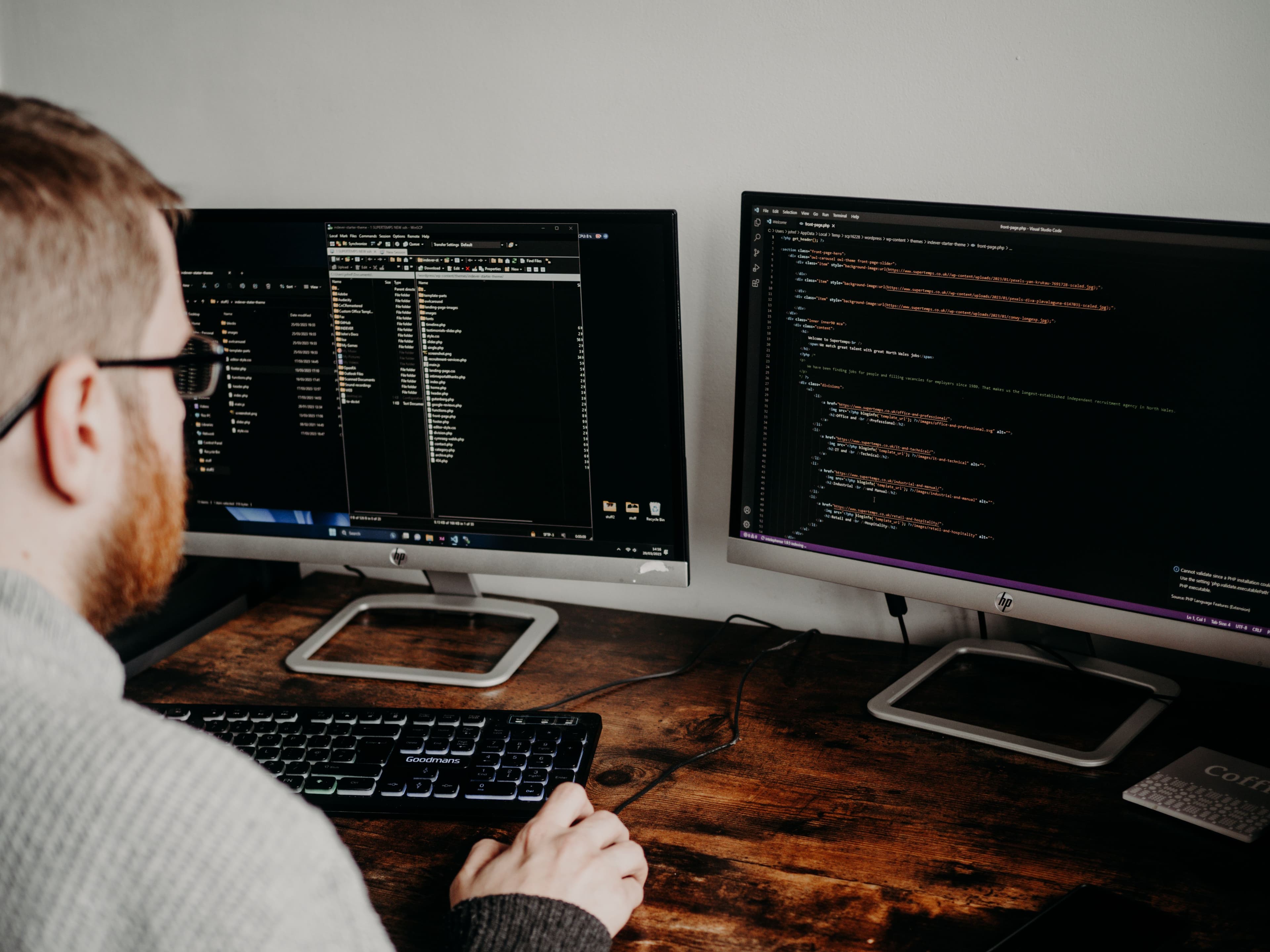Desarrollador programando con dos monitores