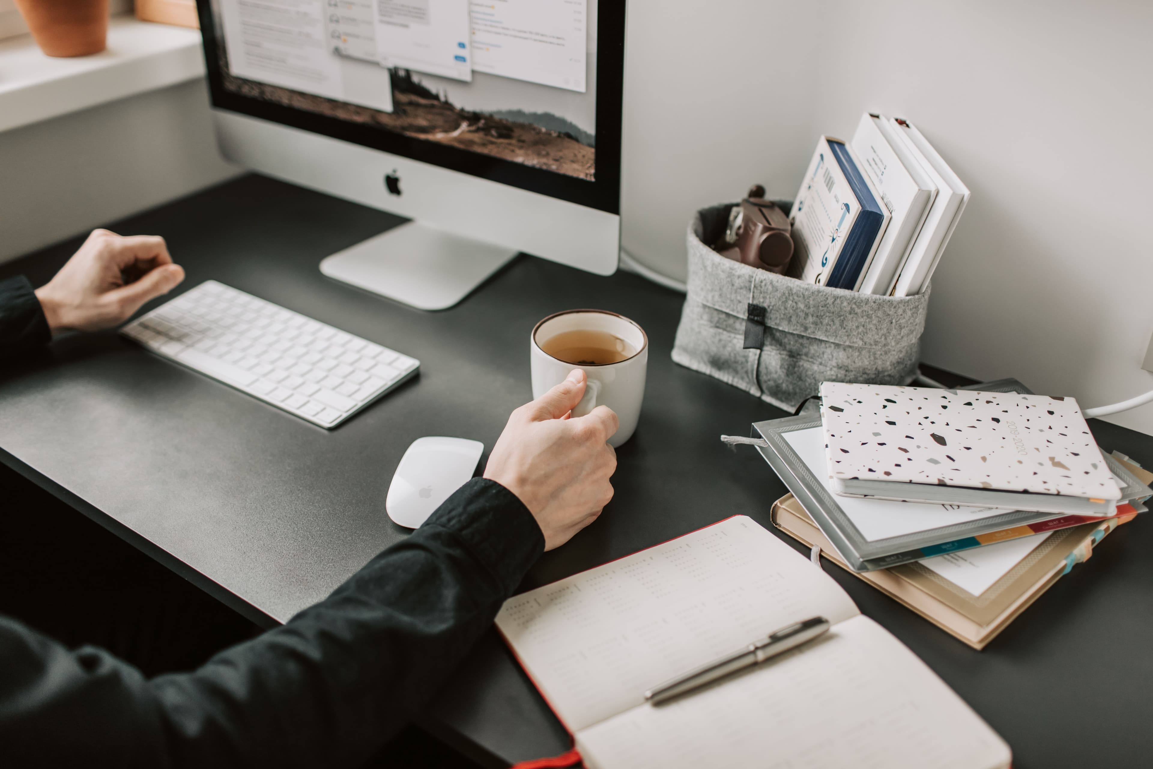 Espacio de trabajo con ordenador, café y libreta
